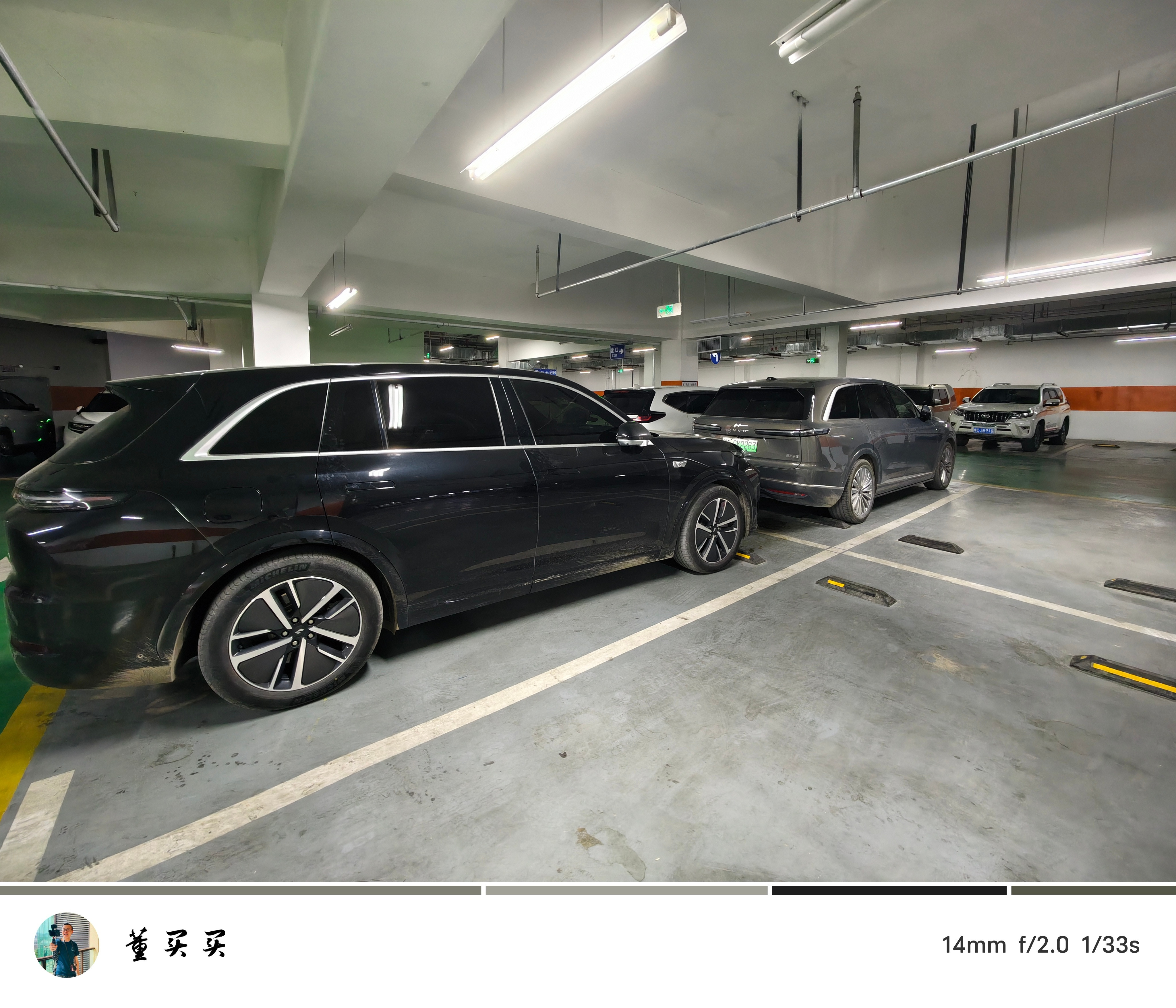 这种场景肯定是前备舱好用，尤其是对于30寸的大箱子来说。​​​