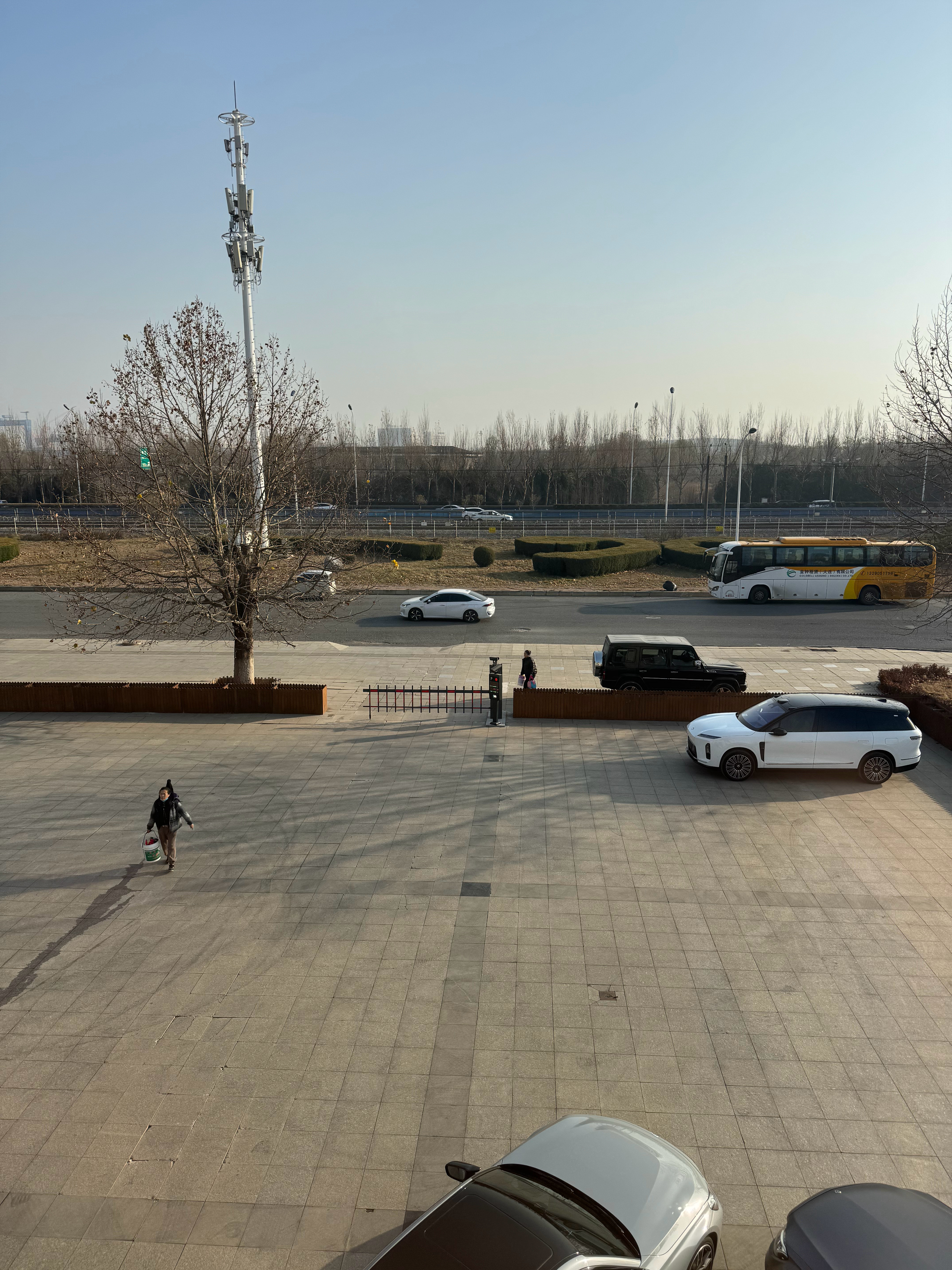 今天公司大扫除找了两个保洁大姐她们刚到，我还以为开大G来的