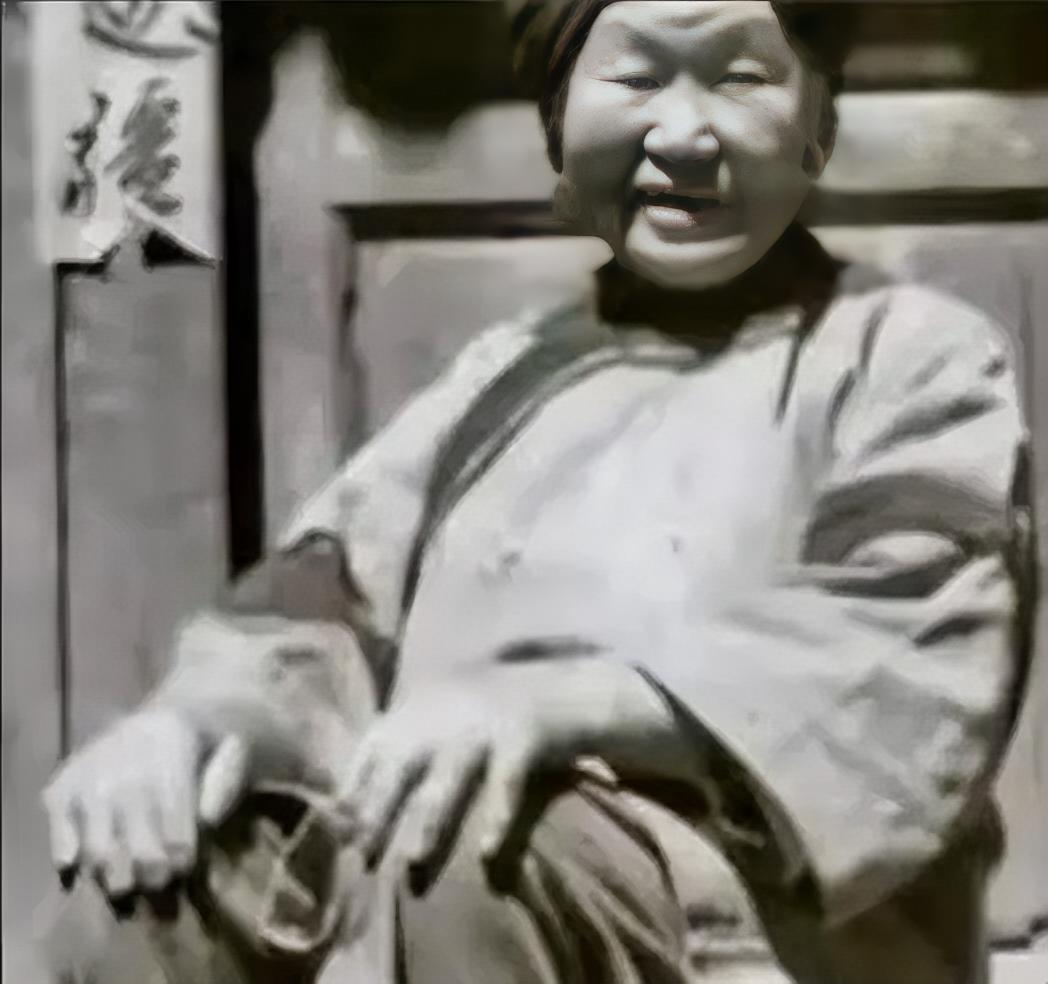 1943年，一个女乞丐正要出城，日军怀疑她是地下党，竟让她当众脱下衣服，这时，女