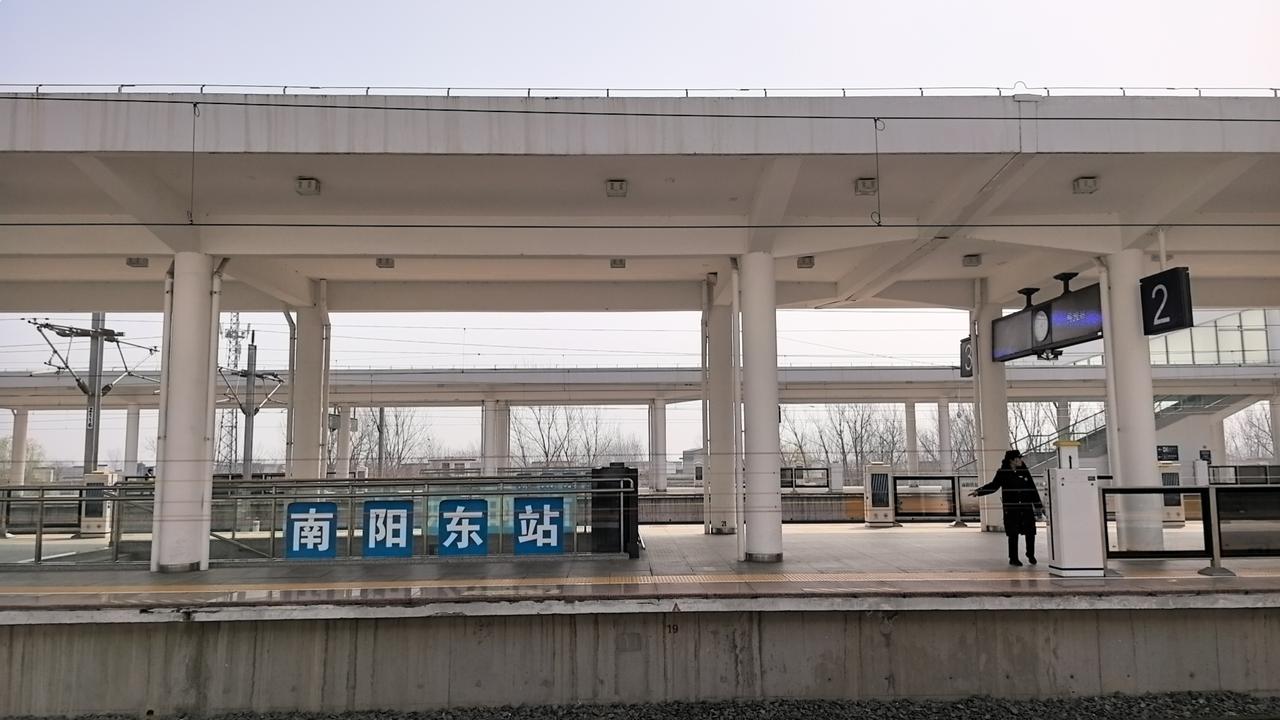 穷有穷的活法，为什么富人喜欢在直播间里向穷人哭穷？真是不可思议，真是倒反天