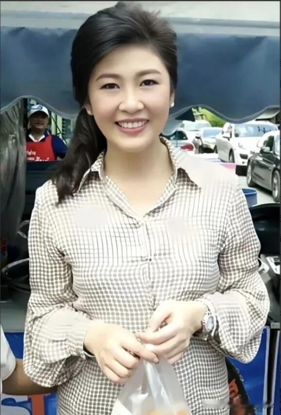 亚洲第一美女，果然是漂亮啊，身材和气质特别好，她穿着一件普通的长衫，扎个马尾都是