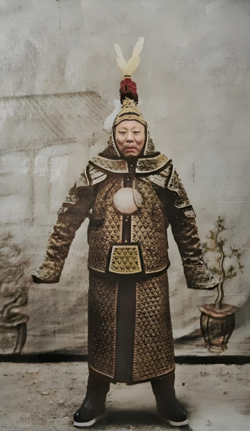 这张清末兖州镇总兵田恩来甲胄照，所着甲胄为典型的绿营总兵礼仪装，呈现出“滑稽感”