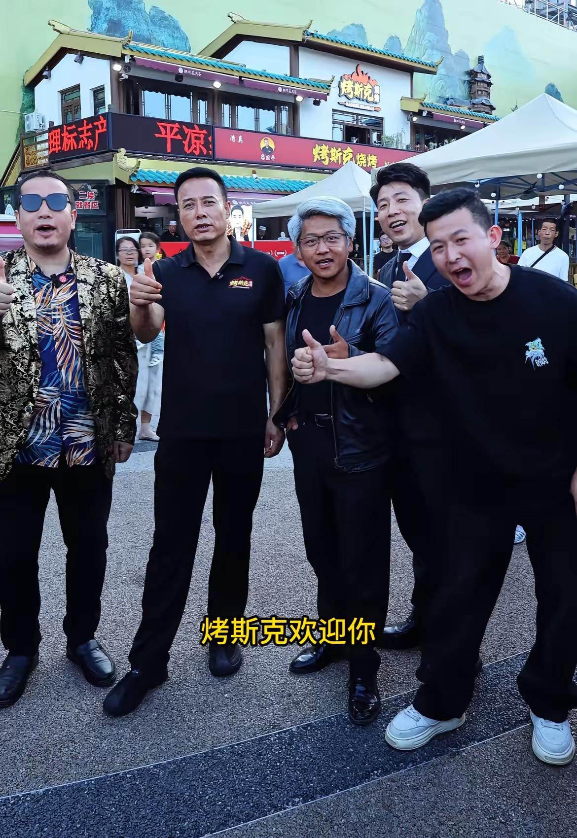 这些模仿名人的后辈小生，不甘平庸，都打起了名人的招牌，硬蹭一个明星的效应，于是就