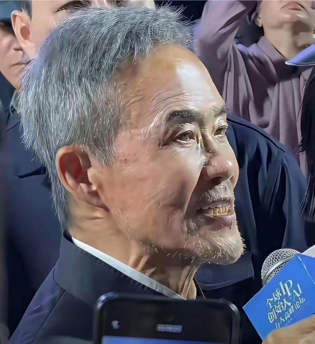 王石与迟重瑞都是75岁，王石看起比迟重瑞老许多。王石每天坚持打卡健身房，从全马