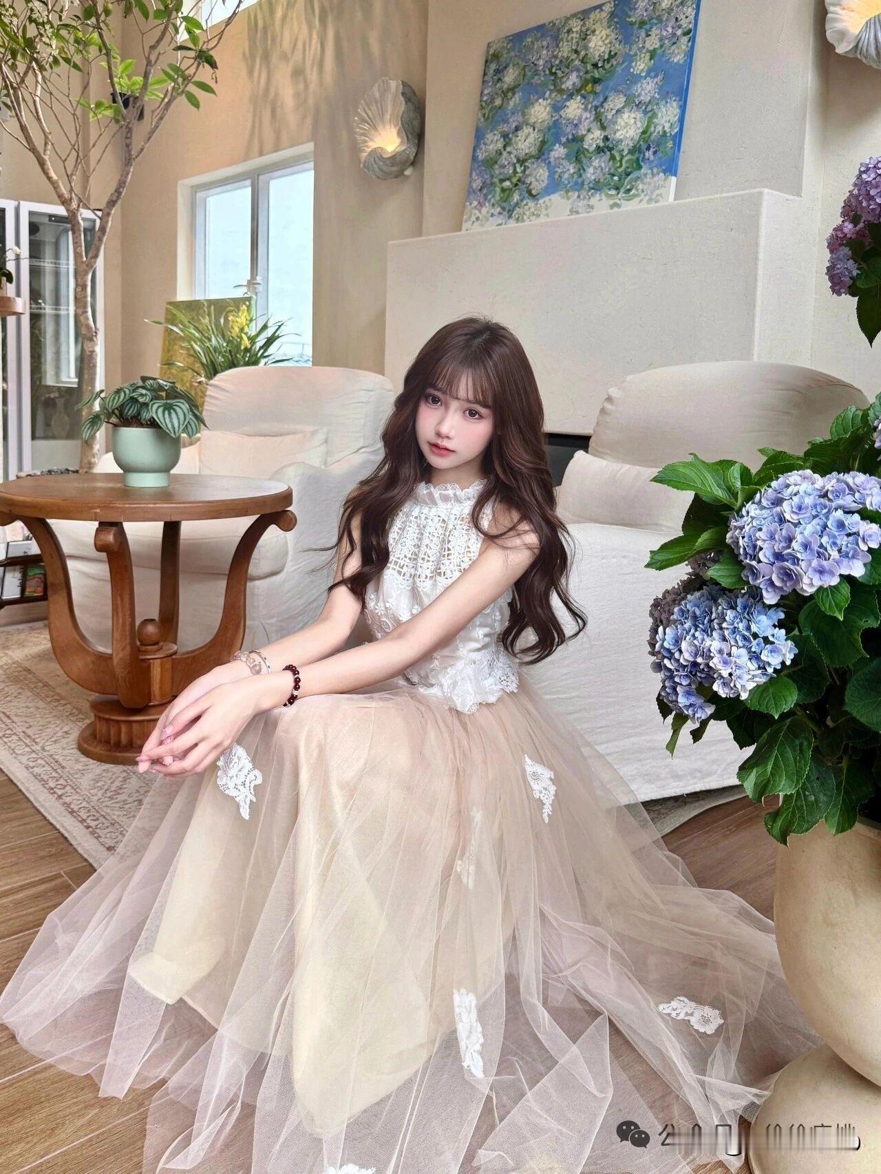 梦幻少女风，优雅蕾丝裙，清新花艺背景，甜美少女心