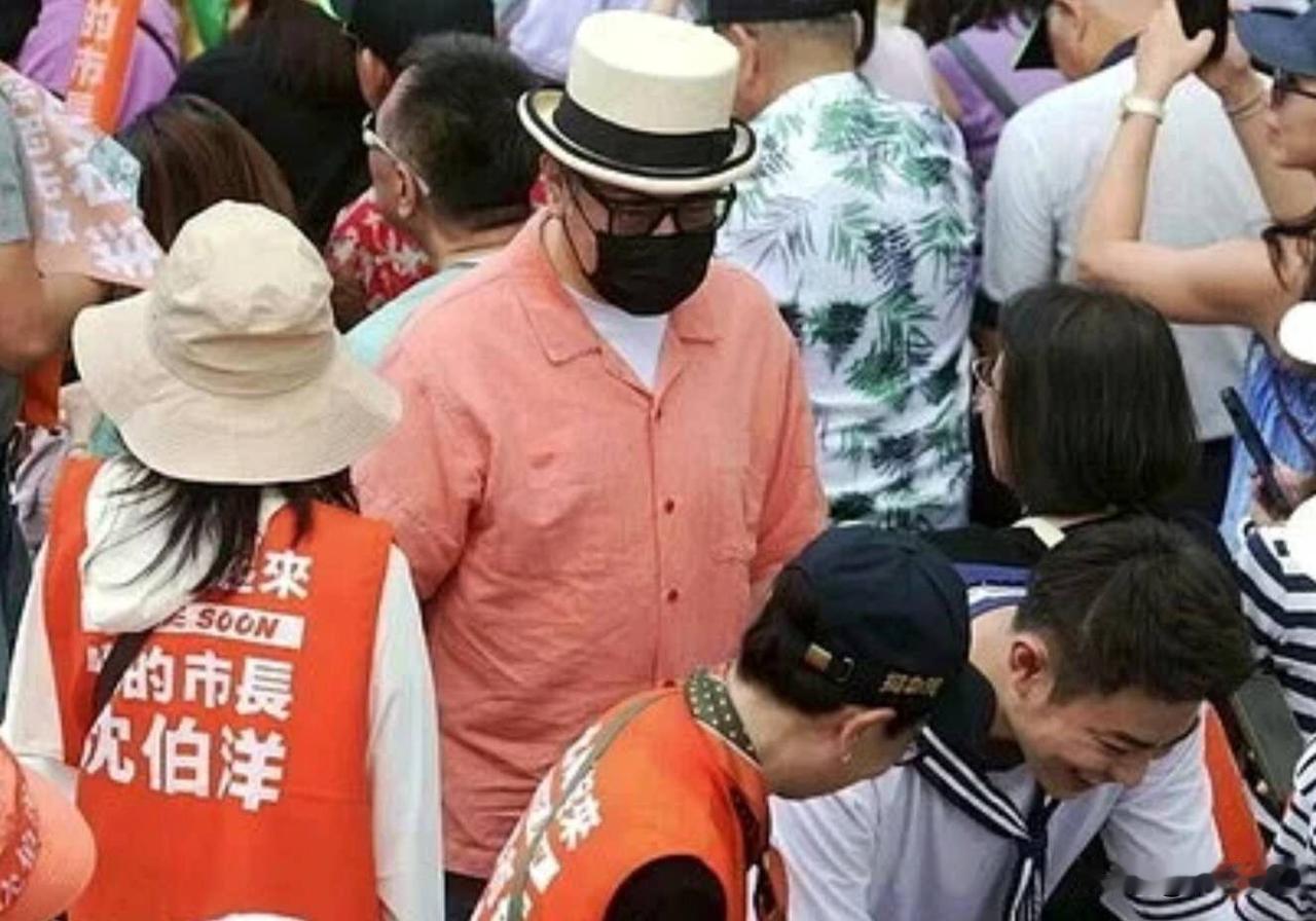 蔡康永什么意思？穿“黑色西装”前往蒋万安竞总成立大会，没有蓝色衣服吗？你去沈伯洋