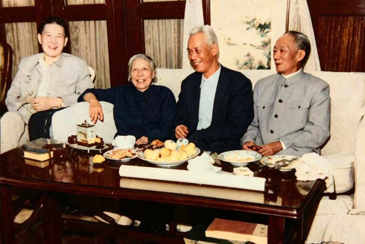 1962年6月27日，民革中央为何香凝先生举行了隆重的85岁祝寿宴会。作为德高望