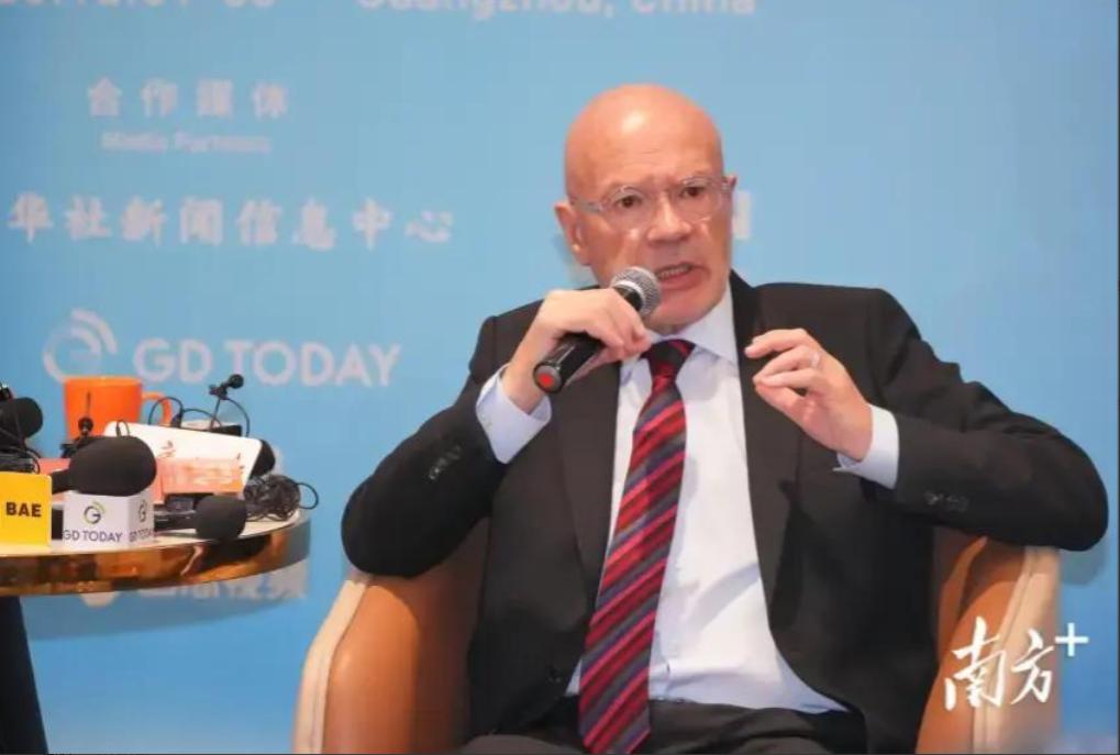 太解气了！英国一位老牌历史学家一句话，直接让美国舆论集体失声。他直言，一个靠