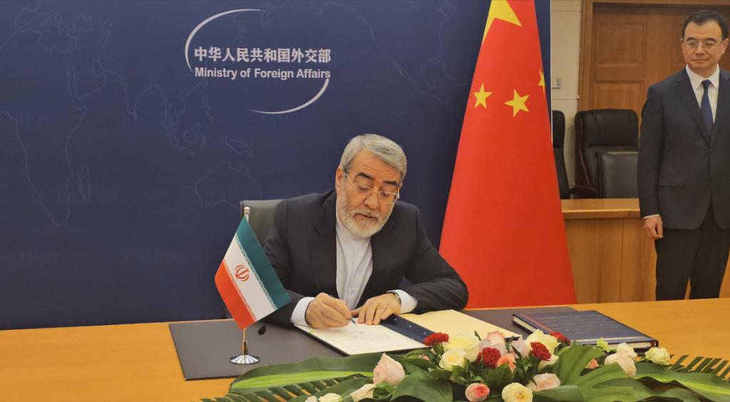 犹豫了半个月，伊朗还是决定加入这个由中国倡议建立的组织。7月31日，伊朗驻华使馆