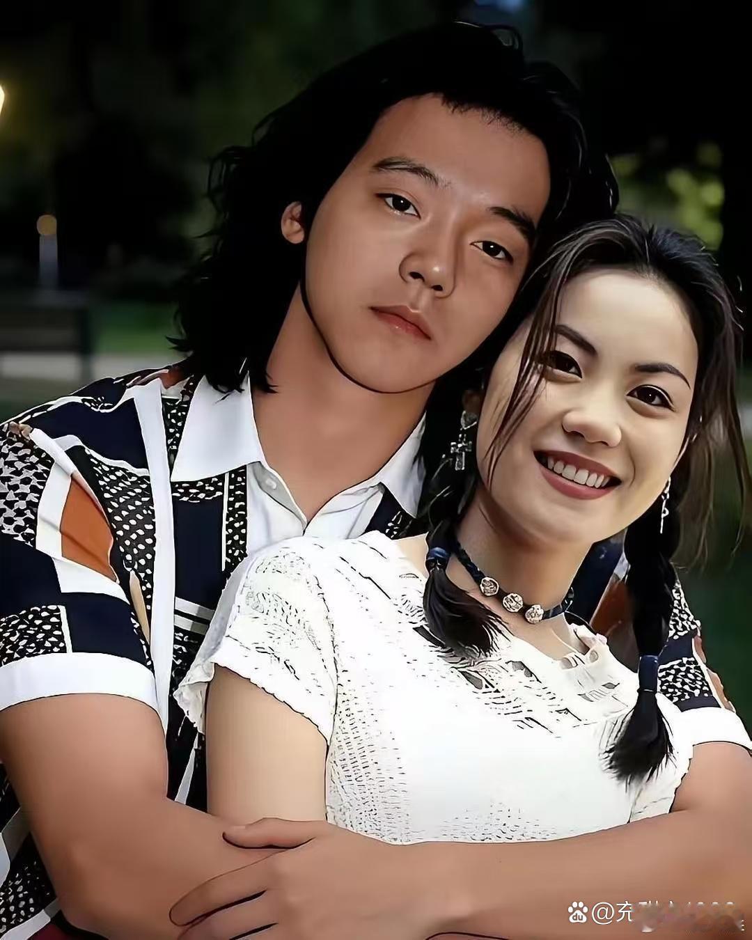 年轻时的窦唯王菲，那时王菲还未踏入婚姻，窦唯意气风发不见沧桑，画面满是岁月静好。