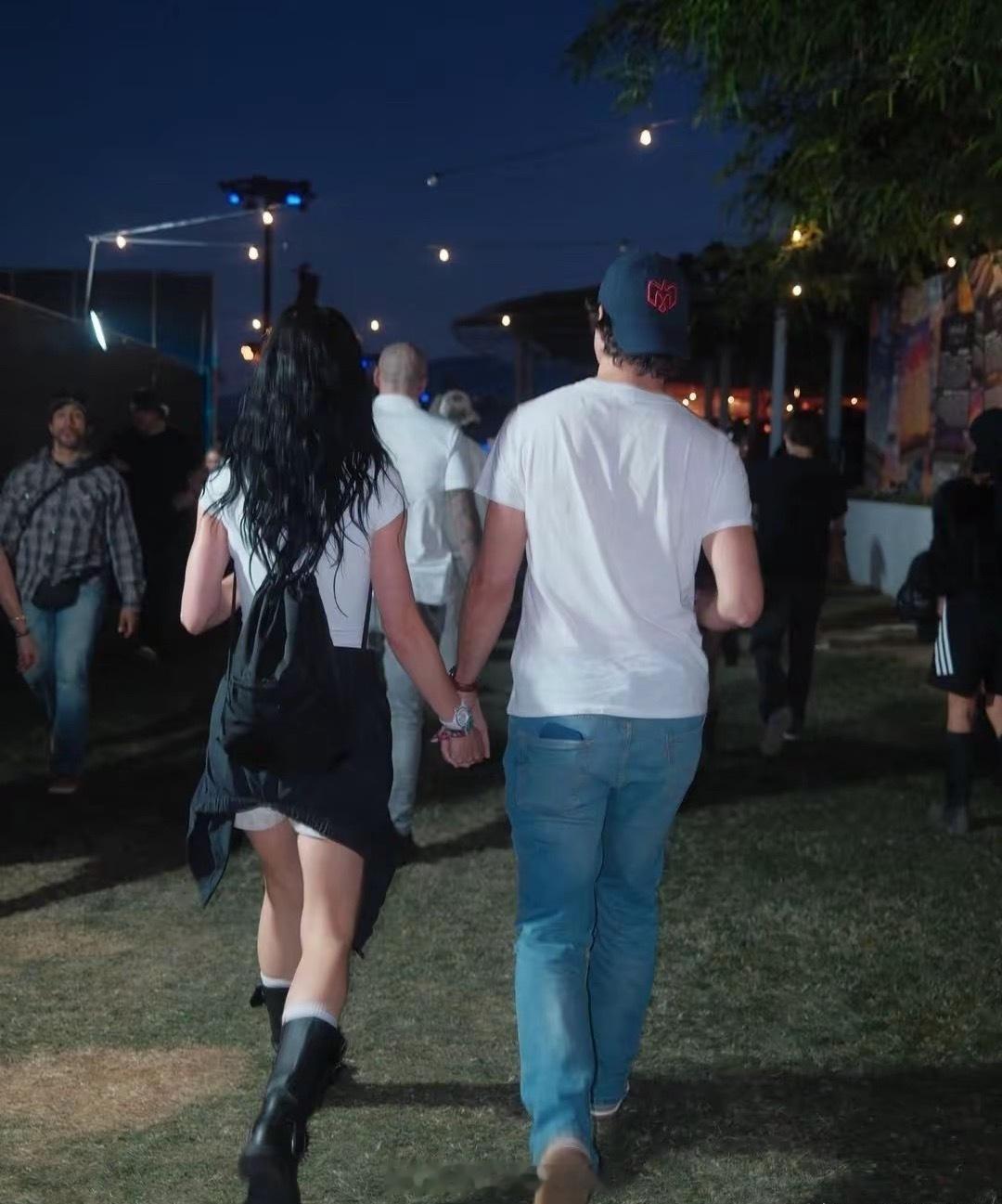 水果姐Katyperry晒出了与现任男友土豆哥的甜蜜合影照片，两人十指紧扣