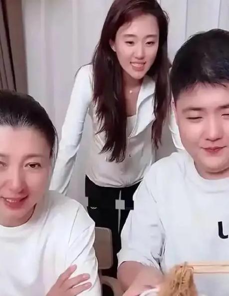 不得了！近日，网上传演员闫某晶儿子林某霏就读中戏相关专项班，还牵扯出招生资格争议