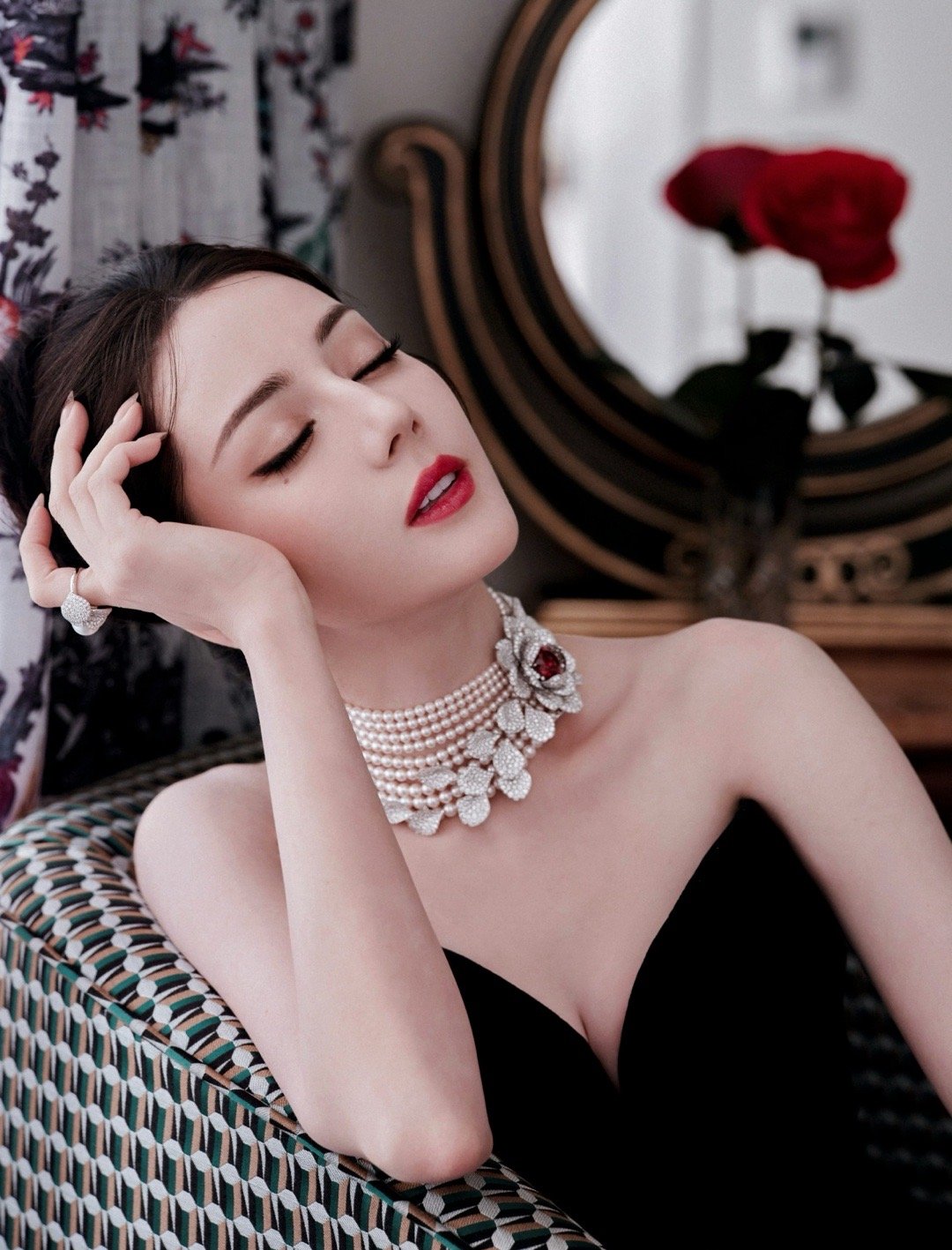 迪丽热巴飞天奖最佳剧目奖提名、五个一工程奖获奖、白玉兰最佳女配提名、金鹰双杯+金