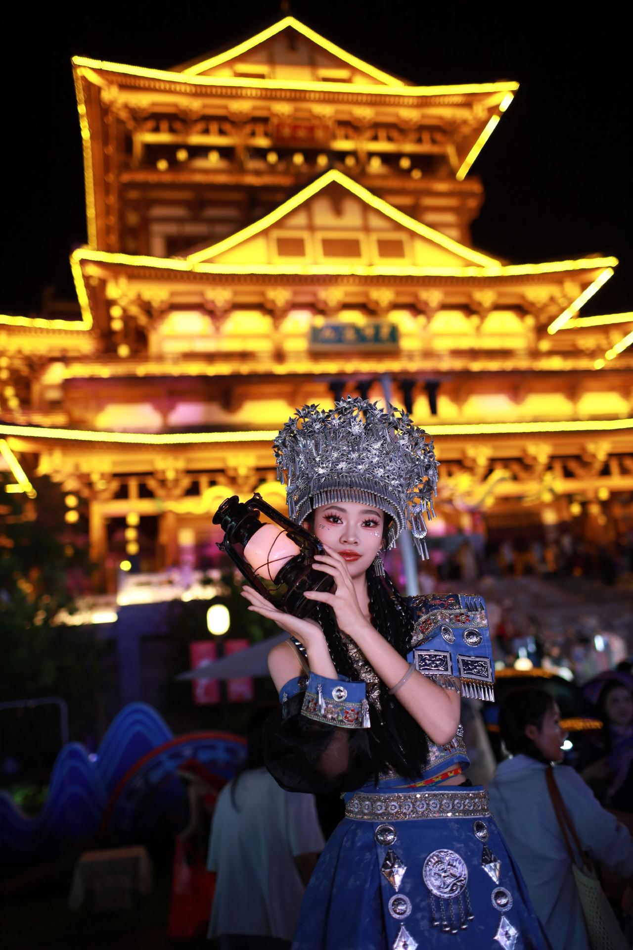 偶遇古镇，随手拍两张苗服体验卡苗疆服饰体验苗服拍照打卡地苗疆主题