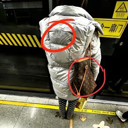 挤地铁背LV怎么了这届中产的体面早不看行头了哑光羽绒服又咋了，难道非得穿个大