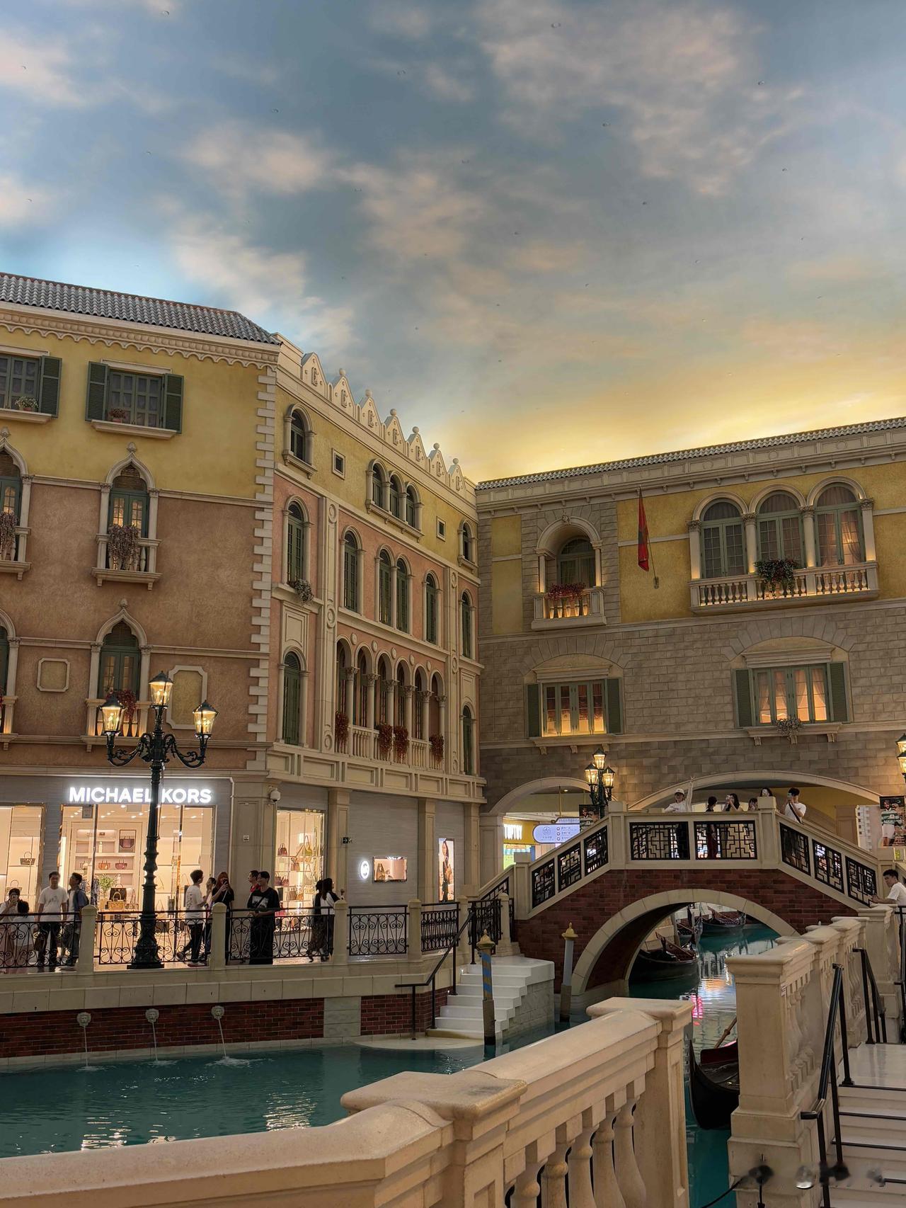 1、私下从来不联系你的，其实真的是不喜欢你甚至是讨厌你。成人的世界都是戴著面具做