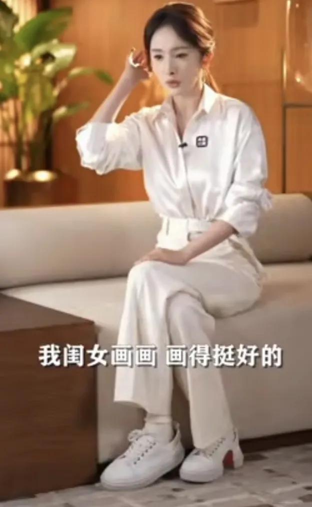杨幂谈女儿小糯米，说：“我有一天发现我闺女画画画的挺好的，我说你能帮我画一个吗