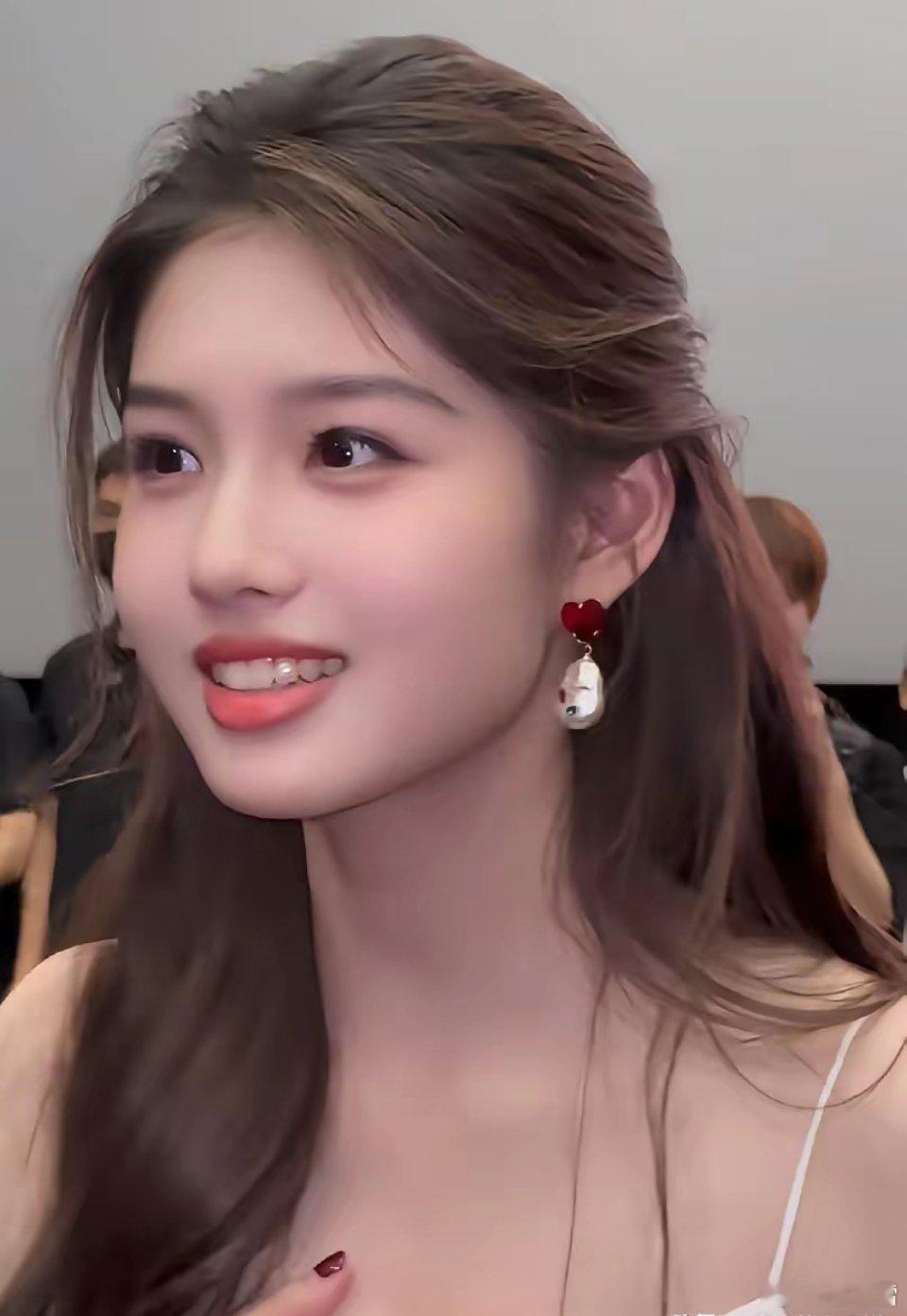 艾米的美丽是全家人共同努力多年的成果。一般小时候过于好看的孩子长大了容易长偏，或