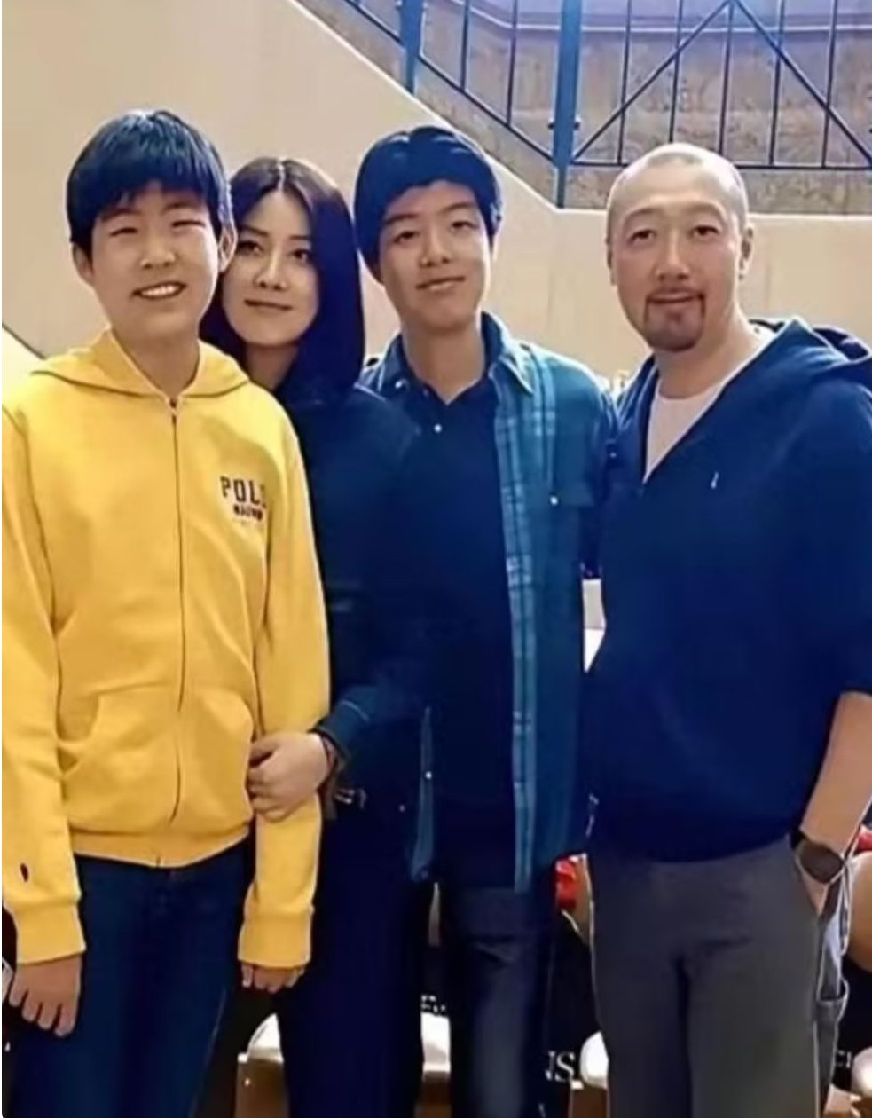 陈慧琳全家福罕曝光，俩儿子长得像父亲，14岁次子身高超过母亲