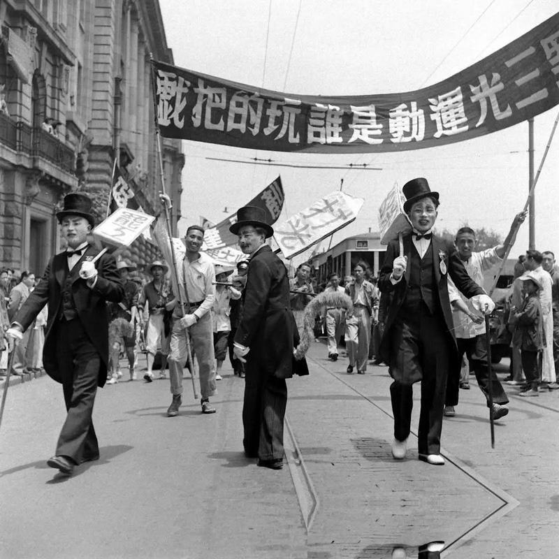 1947年的洞房花烛夜，一位师长娶了牺牲战友的遗孀。新婚之夜，这男人连新娘子的