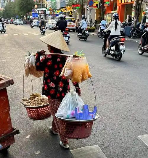 当年解放军逼近越南首都河内时，越南人有多惊慌？火车站被挤爆，有钱人趴在火车顶上连