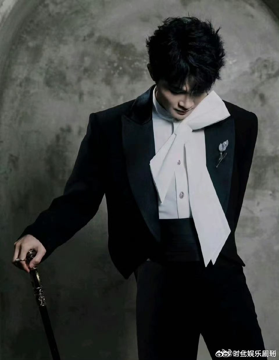 舞狮来了也得逗一逗周深阅文IP盛典别人面前威风凛凛，周深面前就是温顺大猫咪