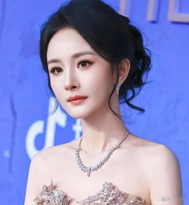 杨幂这一年真是遭受太多“打击”了！金鹰奖提名已经出来了，她所在的《生万物》依然有