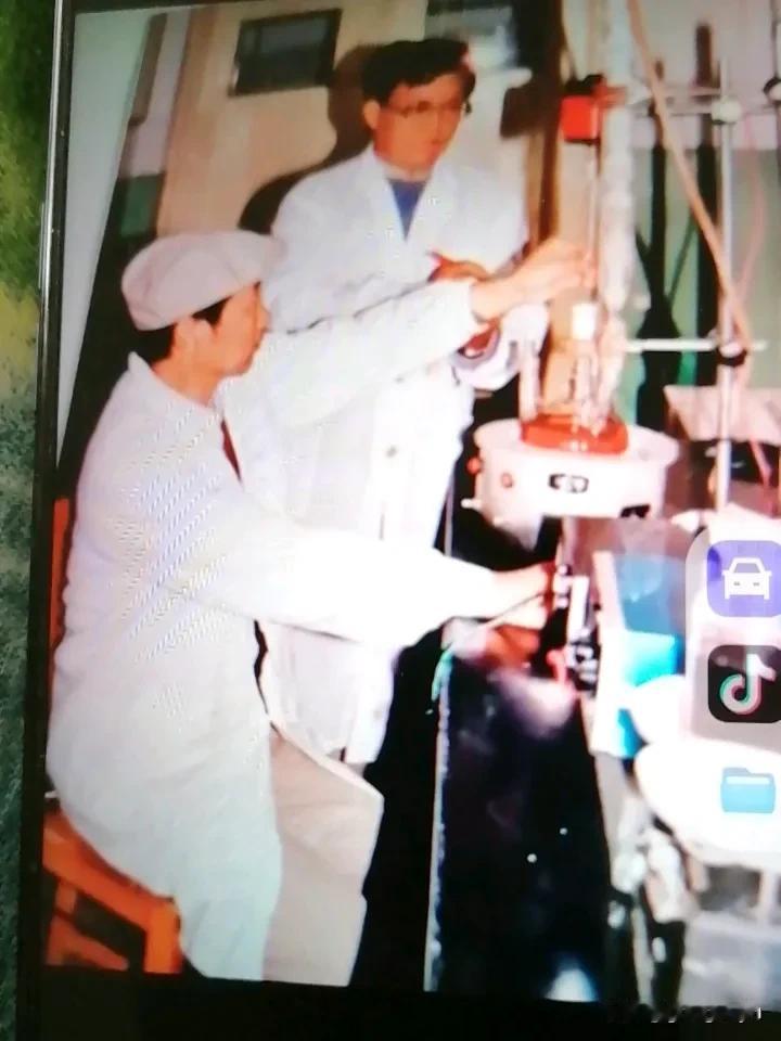 八十年代大鍋饭平均主义，少数人拼命干，多数人旁边看，领导者乱指挥，有成绩大家分，