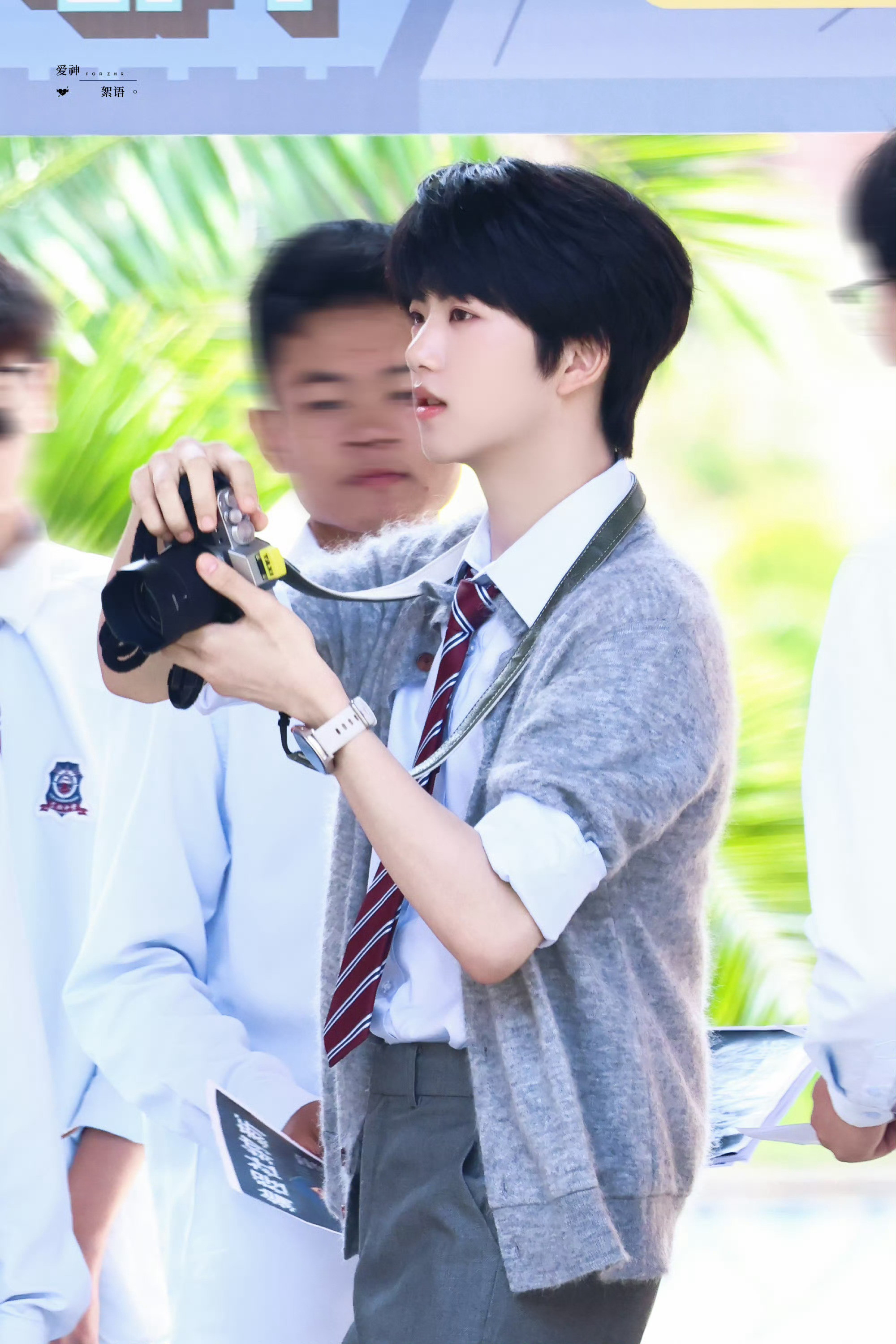 【张函瑞】张函瑞灰毛衣温柔学长张函瑞是摄影师，张函瑞身着灰色毛衣拍摄，温柔恬静