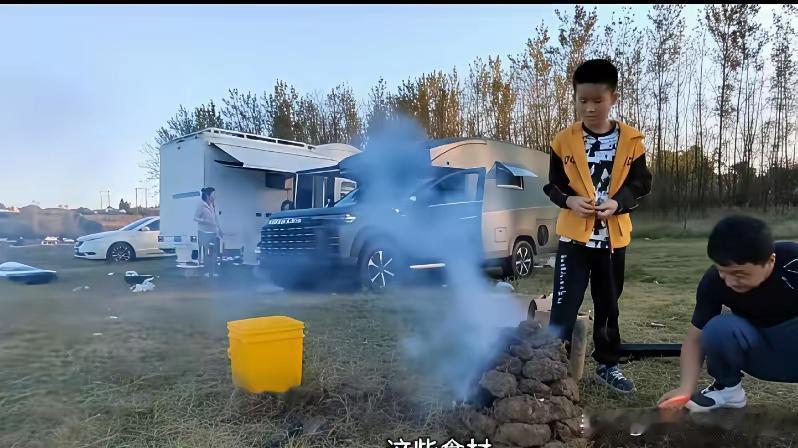 听我一句劝，别再把房车和“诗与远方”直接划等号了。现在不少地方，看见房车头就