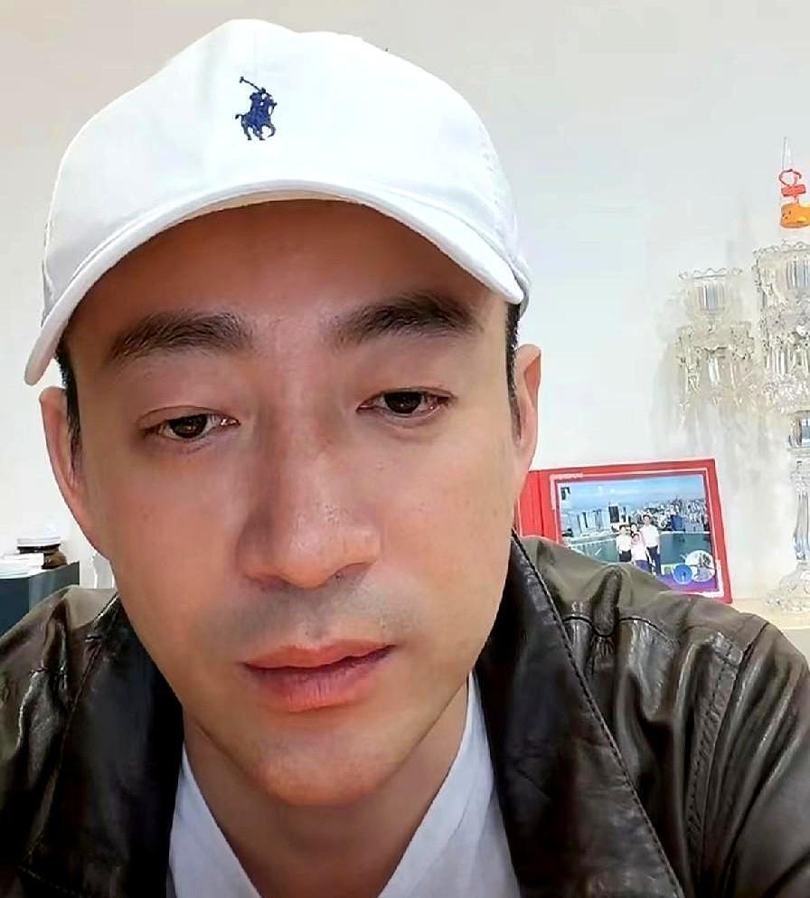 她挺着快临盆的肚子弯腰给孩子理衣角，亲生的亲生的亲生的就在旁边！汪小菲全看在眼