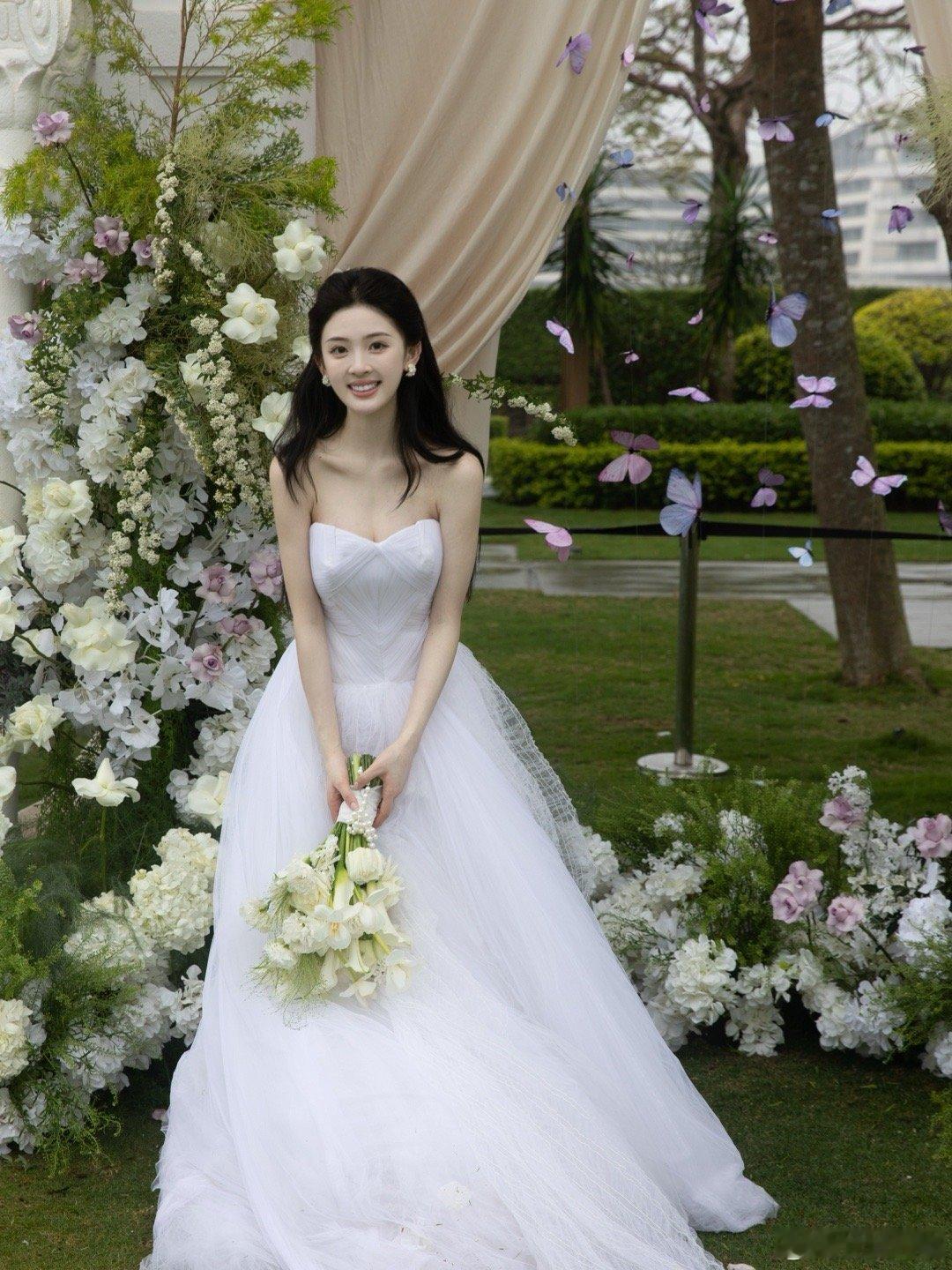 洁白的婚纱手捧着鲜花💐(迎宾纱版)​​​