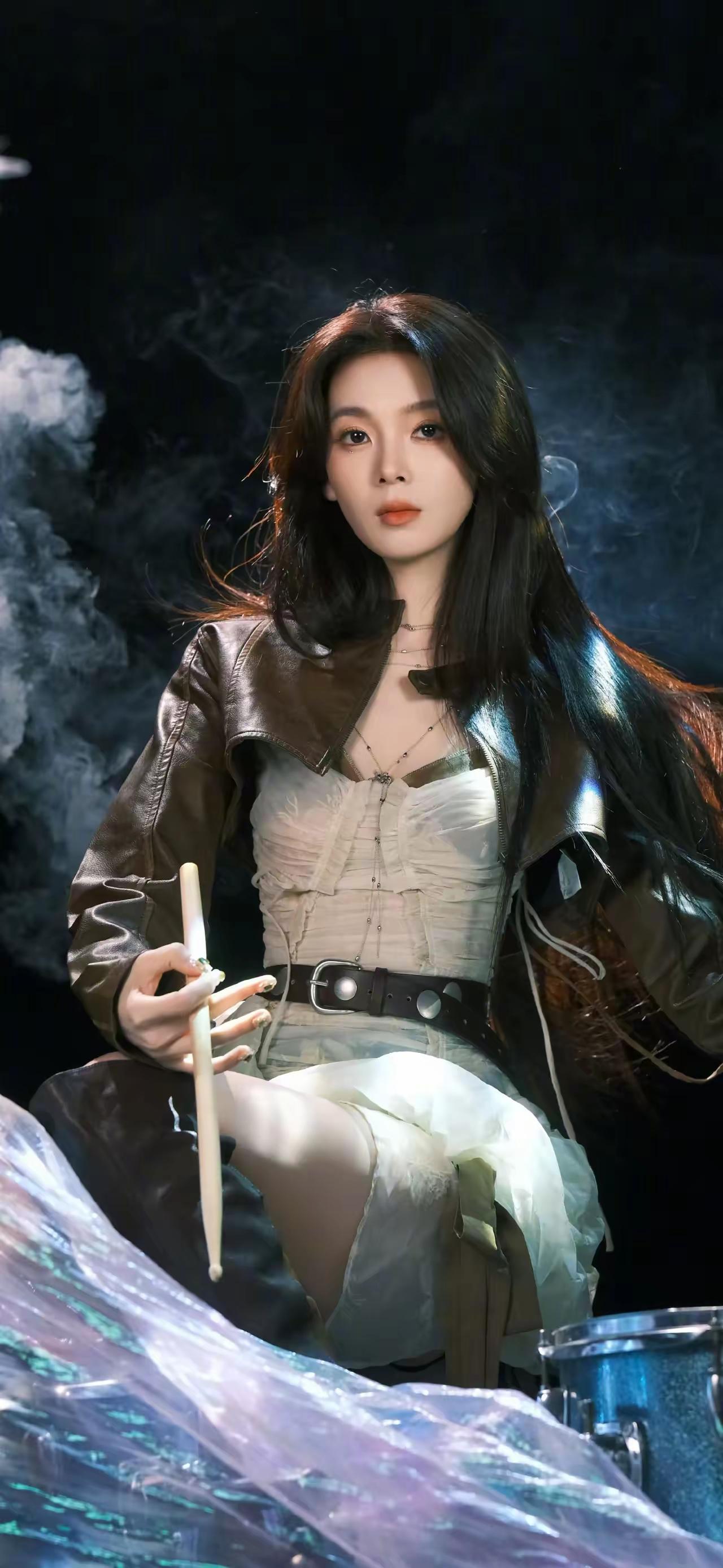 陈瑶，当甜妹闯入摇滚舞台，每一秒都在惊艳全场✨皮衣与纱裙碰撞出甜酷火花，鼓槌起