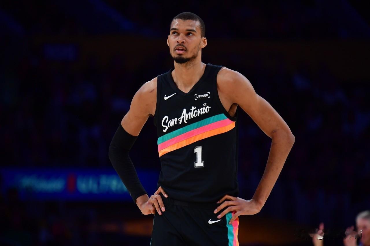 马刺队阵容虽然有4名中锋，但只有文班亚马和科内特可用：1、文班亚马——首发中