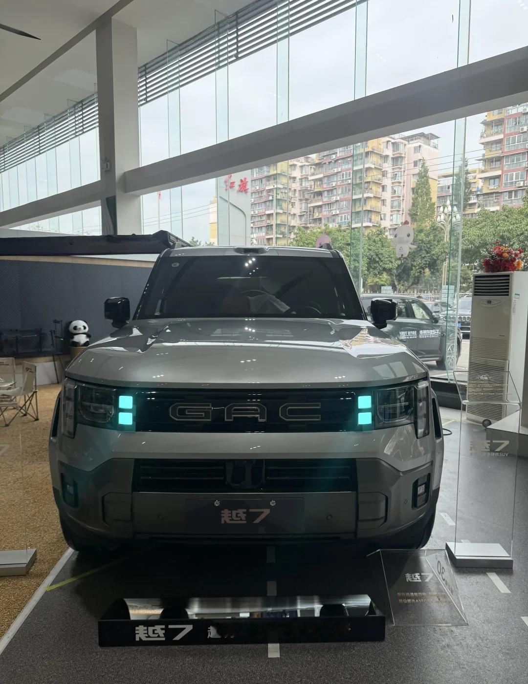 贡嘎银峰金属银灰色越7到店方盒子硬派颜值太戳我！实拍贡嘎银峰金属银，质感高级耐