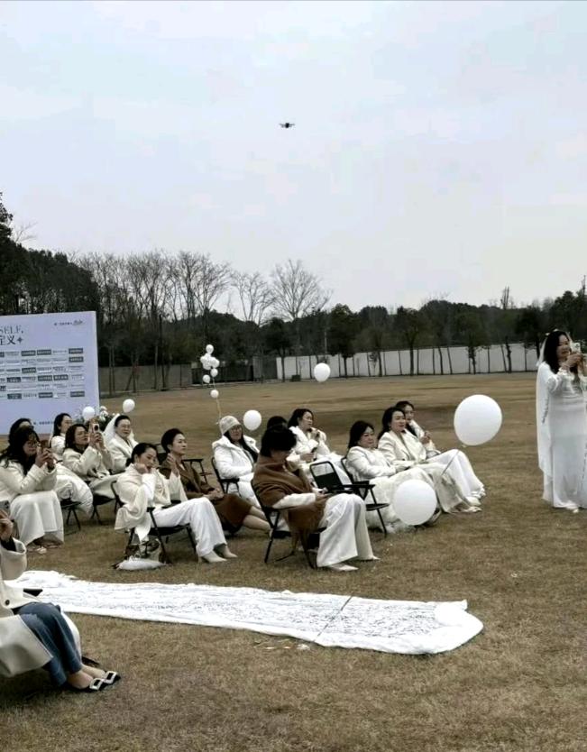 云南一博主组织“嫁给自己”婚礼，下单70多件婚纱，事后想7天无理由退货，结果商家