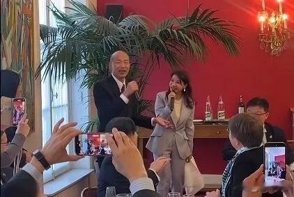 窜访跟林楚茵合唱韩国瑜：台法友谊真诚正在法国窜访的台立法机构负责人韩国瑜，