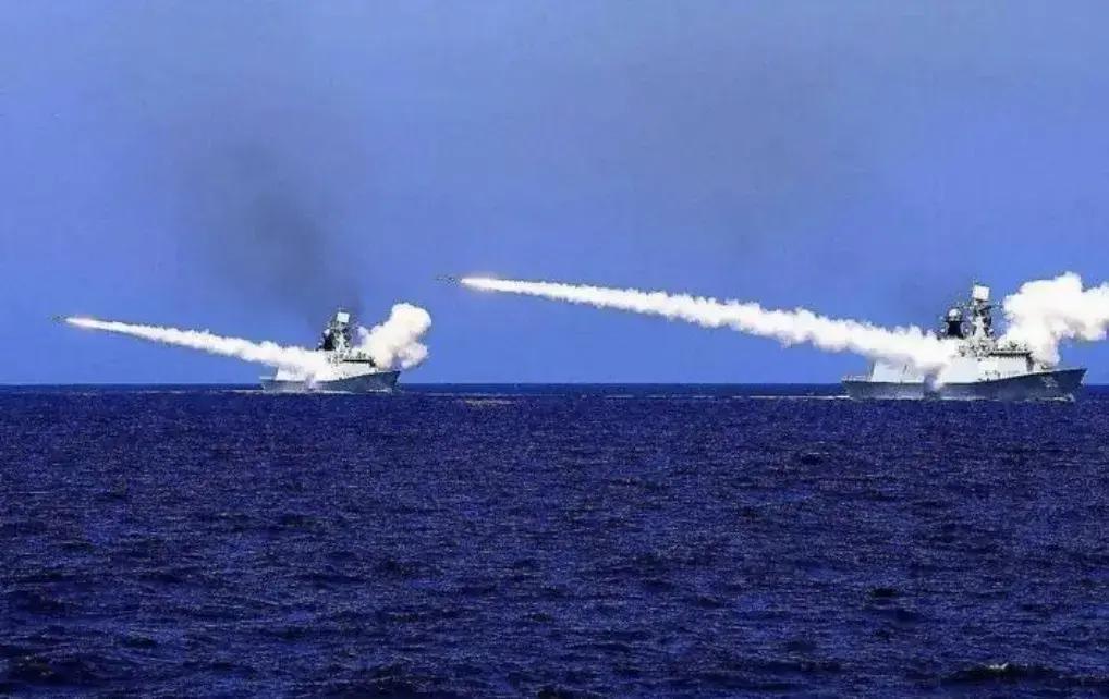 可以这么说，这高市早苗天天跟中国这么硬杠着，说不怕中国。可一旦中国真的怒了，雷霆