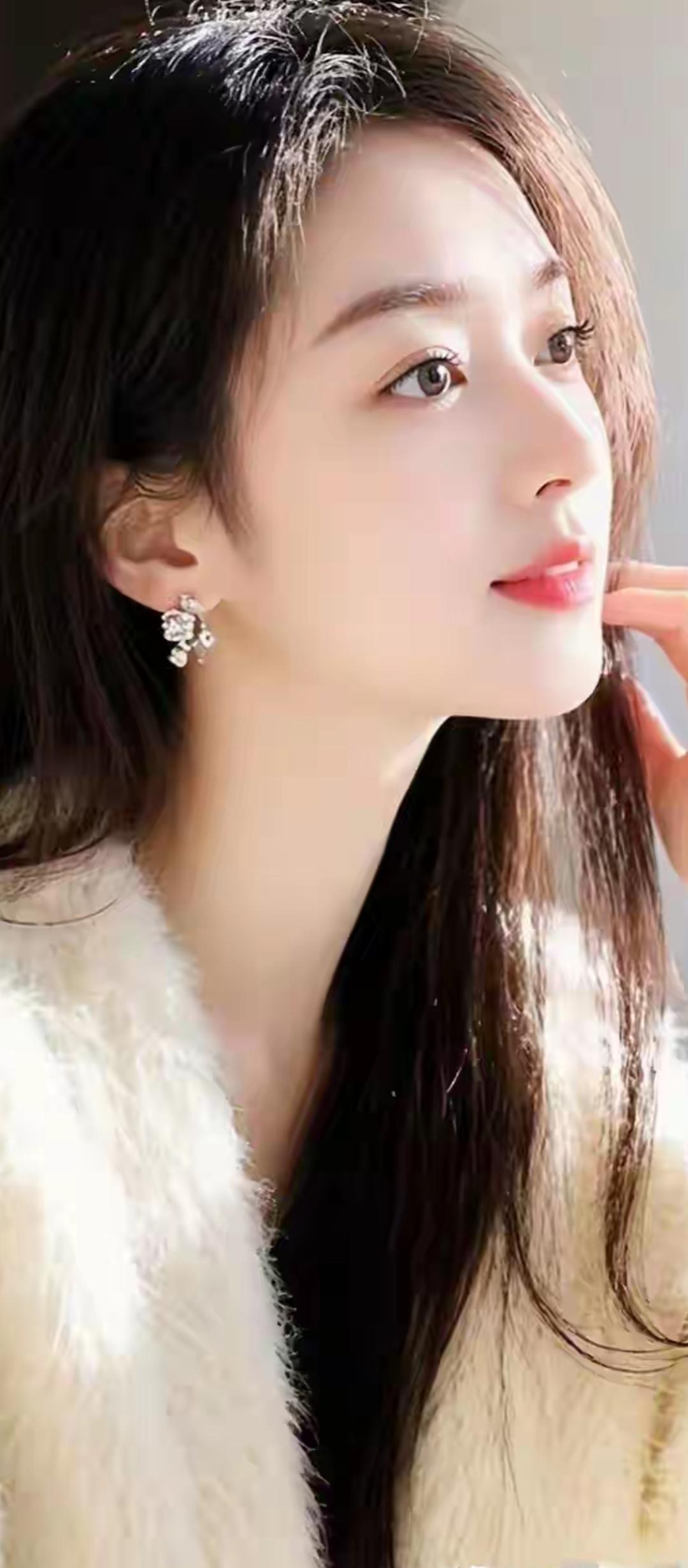 玉人如花貌，轻抚耳畔风。