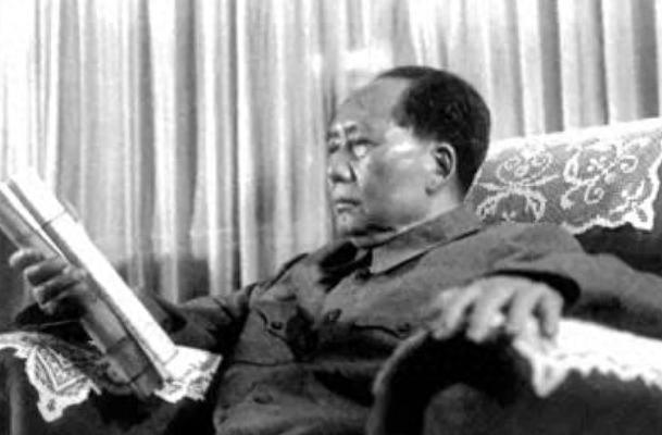 1958年北京军区政委要辞职，毛主席惊讶道：荣臻，你去看看怎么了“主席，朱政委
