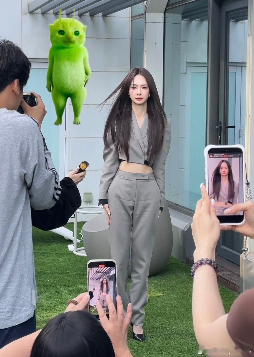 谁说服戚薇拍这个的戚薇精神状态好抽象意外被戚薇小绿猫圈粉！画风抽象呆萌，扭动