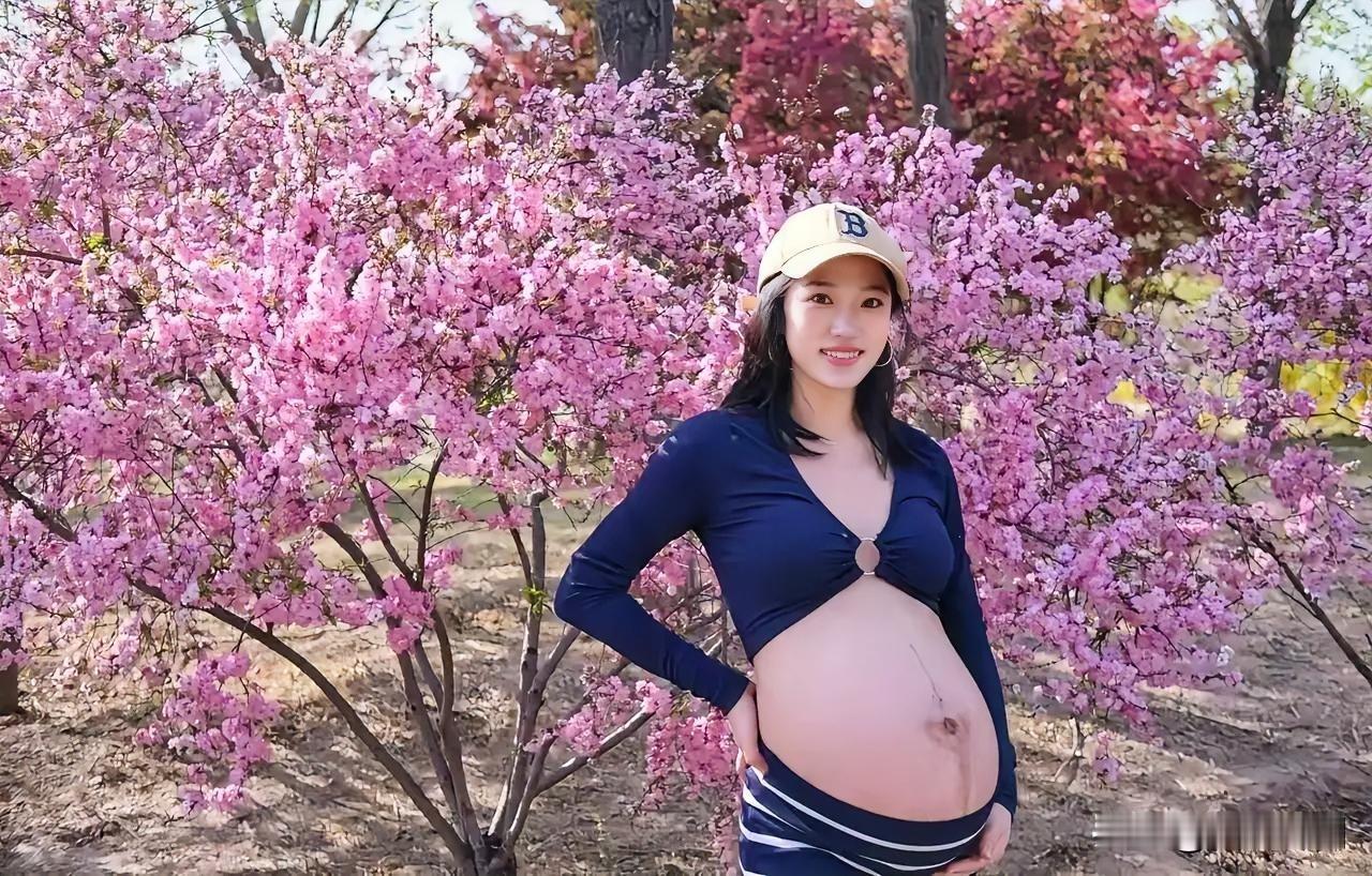 春日花海间，孕妈妈笑靥如花，幸福感满溢！🌸💕仙气流孕期写真温柔孕妈写真鲜
