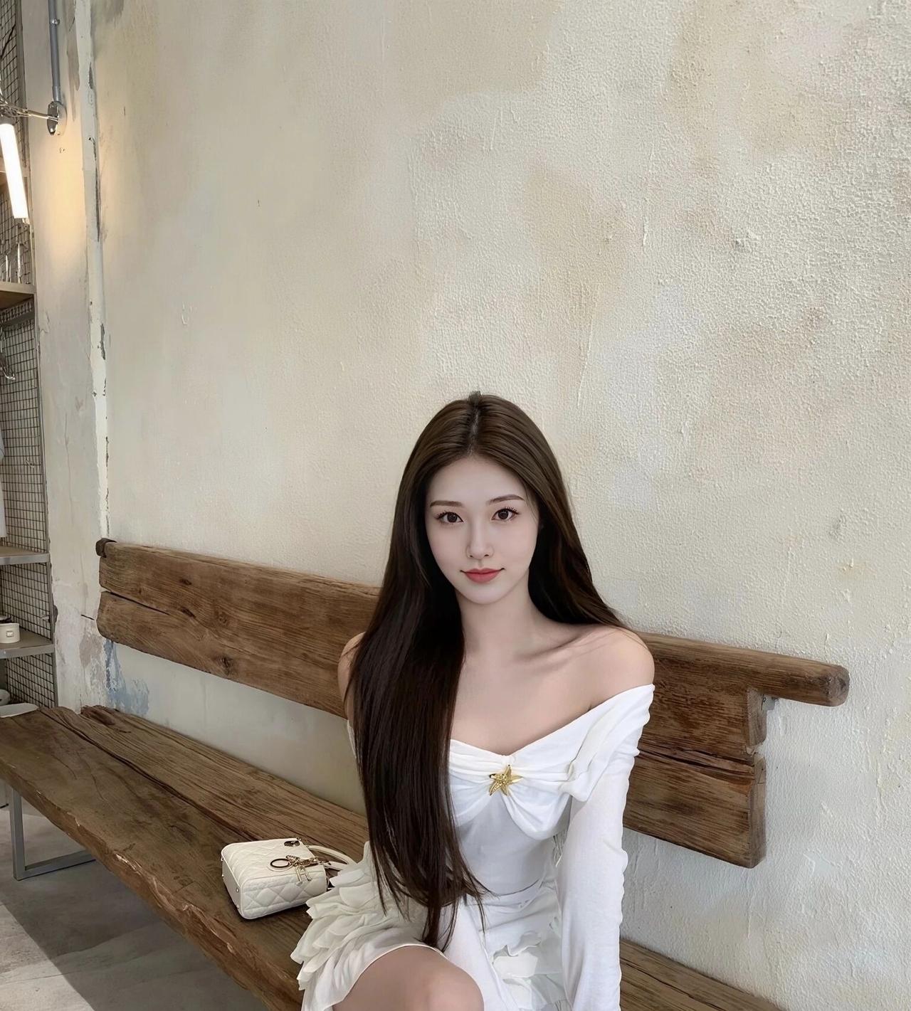 优雅白裙少女，静坐木凳，自然光下更显清新动人。