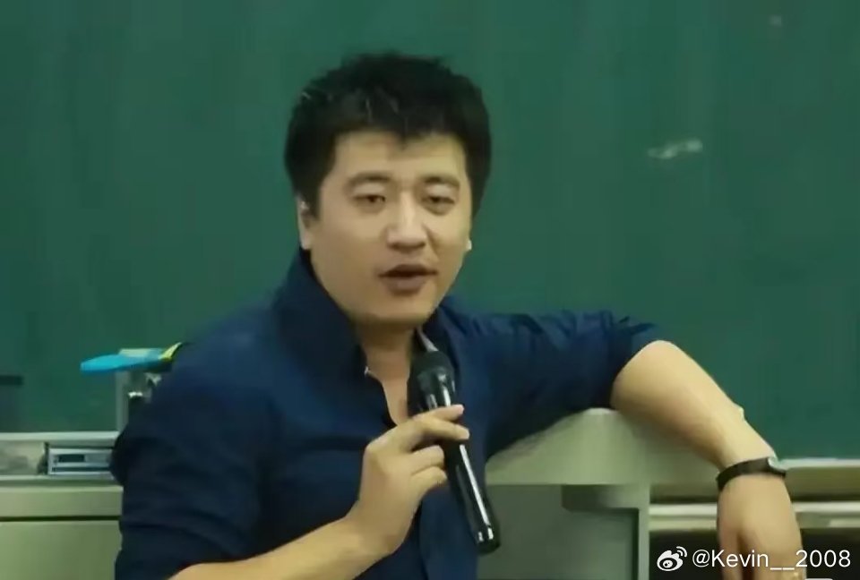 张雪峰的十大名言金句！句句都是经典1、闭着眼睛挑一个专业，都比新闻好。2、文科不