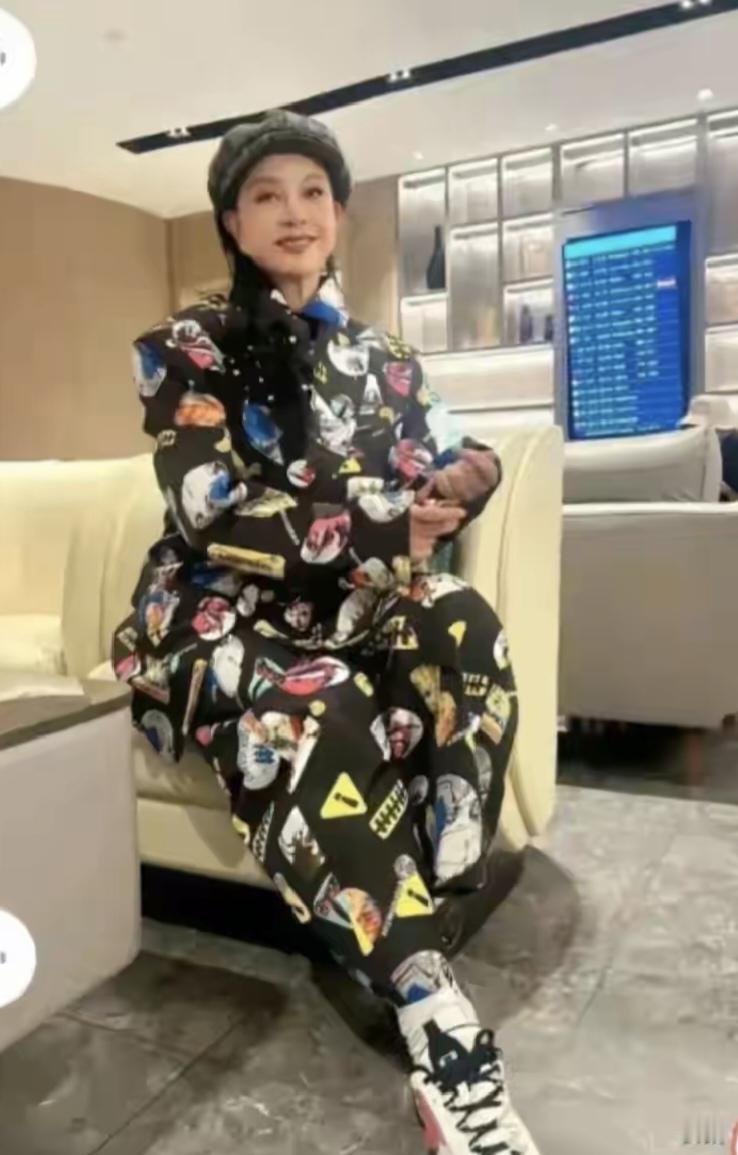 刘晓庆这精气神，谁能比得上！人家凌晨三点还发朋友圈呢。看打扮，妥妥的少女一枚！