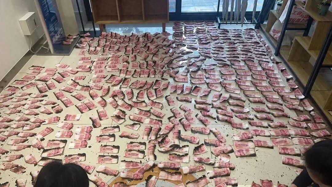 “悲剧还是发生了！”四川，一老人将40万现金放在家中，不料家里发生火灾，那40万