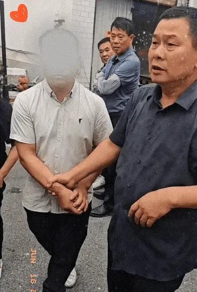 “真是闻所未闻！”自家办丧事大摆三天流水席，席间混进来五个完全陌生的外人，大吃大