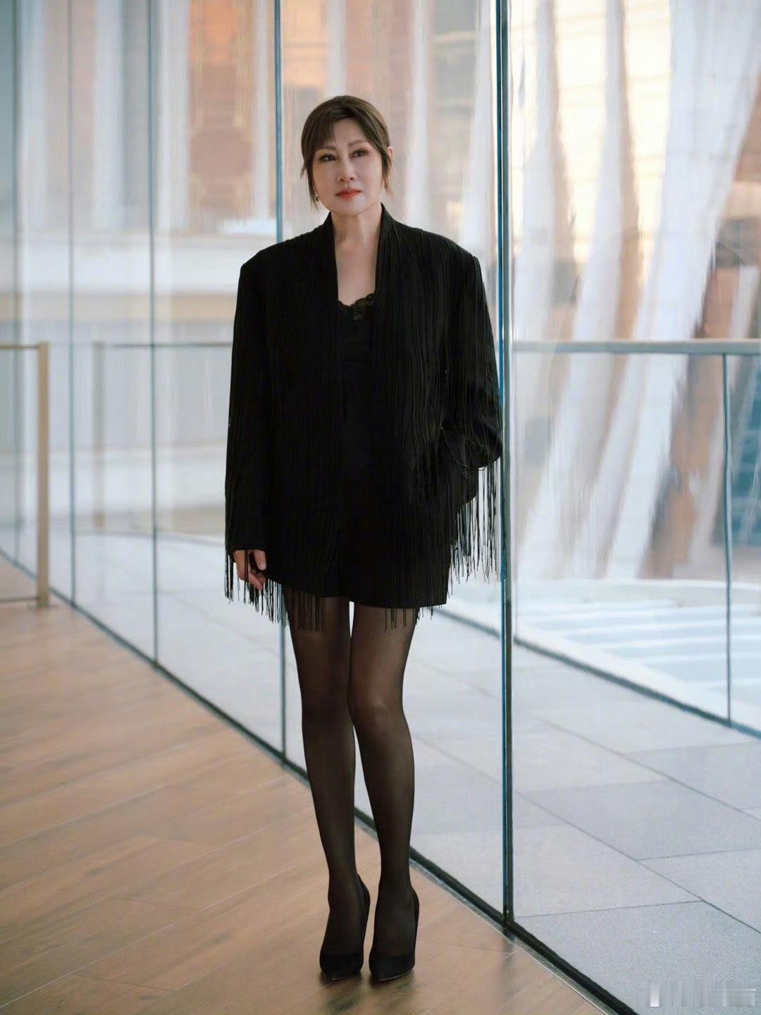 这居然是张凯丽黑丝+高跟，追求年轻、美丽不分年龄，张凯丽虽然60+，但依旧是年