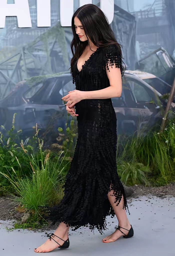 香奈儿的无底拖鞋，售价约为2200英镑，约合3000美元。