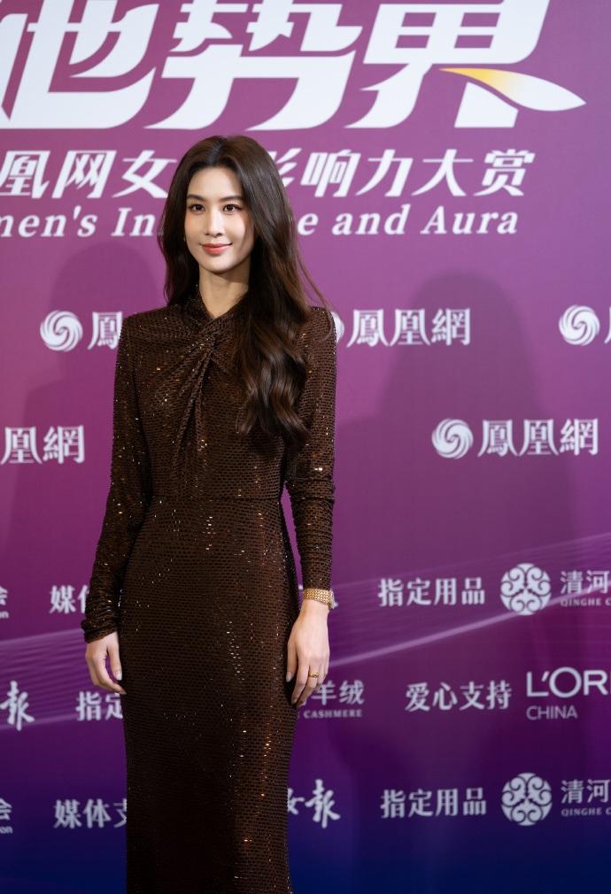 最近黄圣依在上海出席她势界·2026女性影响力大赏，她这次搭配的很闪亮，看起来优